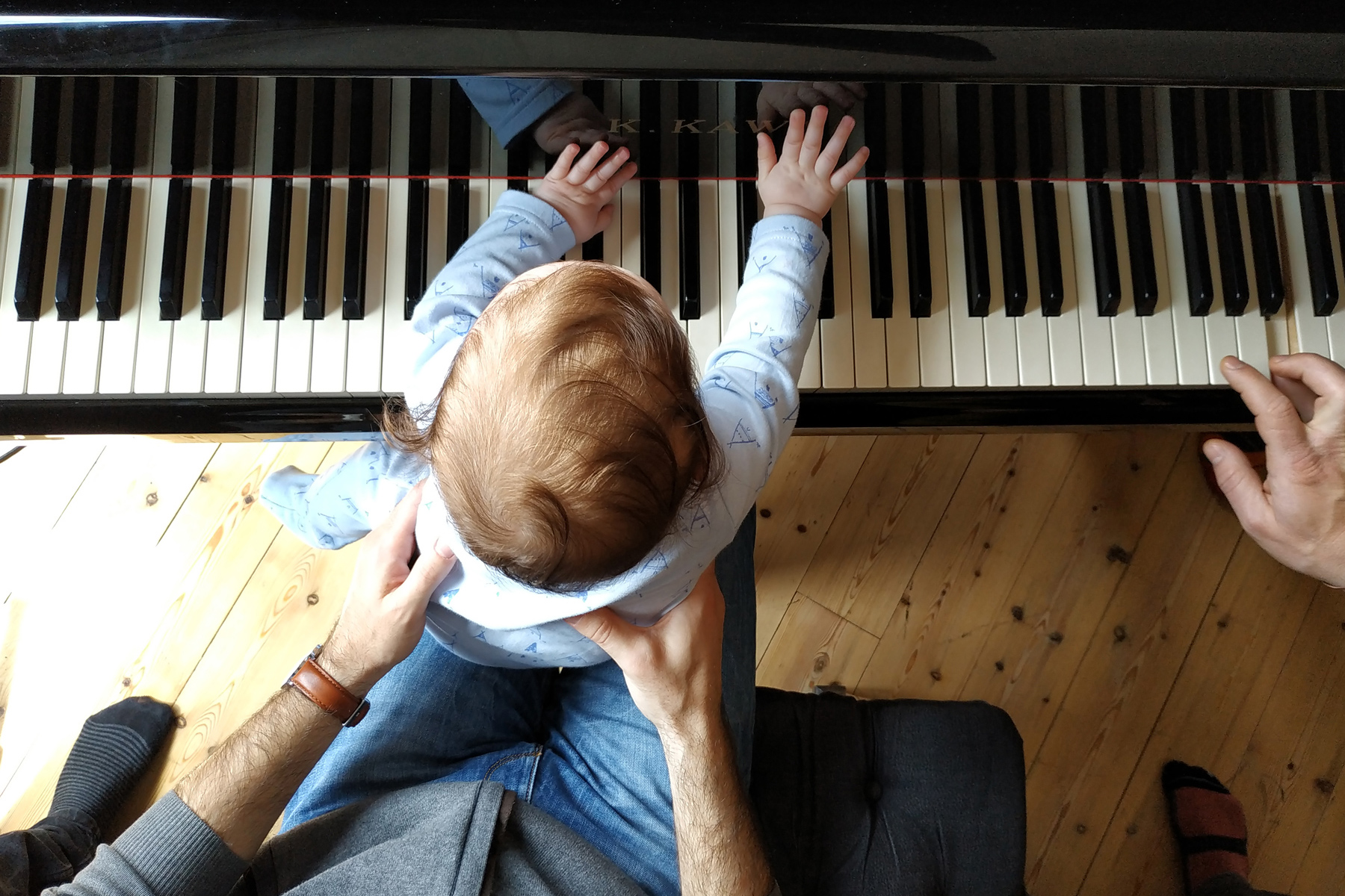 baby plays piano / muzike. family conceρts 09